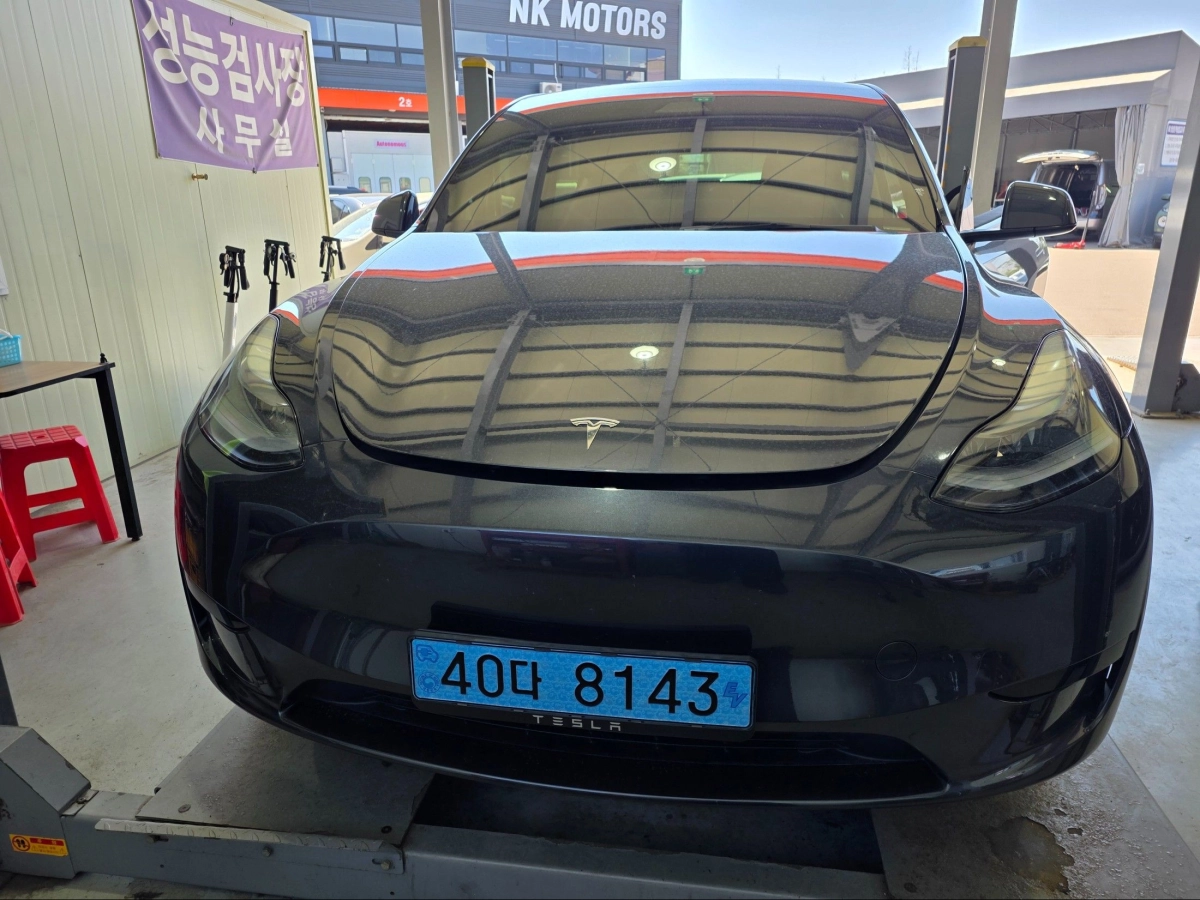 TESLA MODEL Y  2025