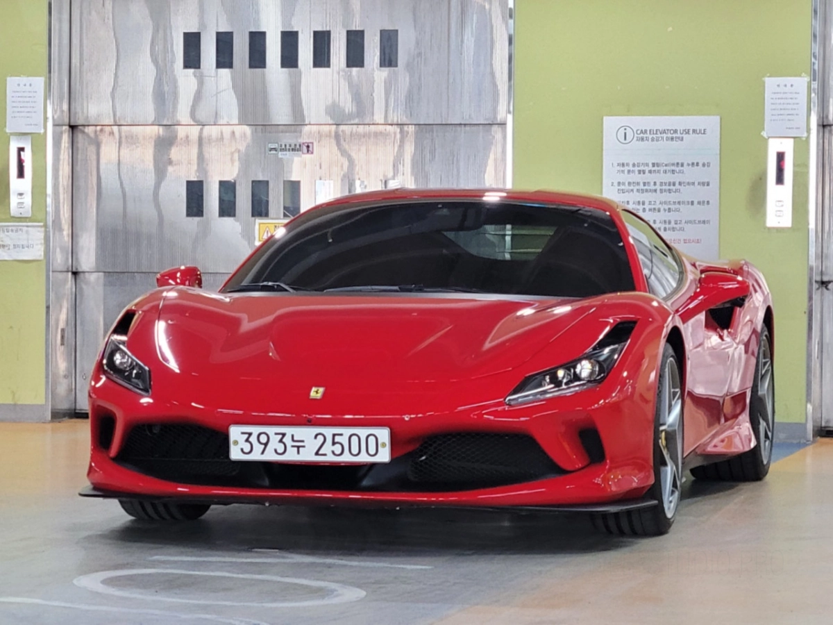FERRARI F8 TRIBUTO  2020