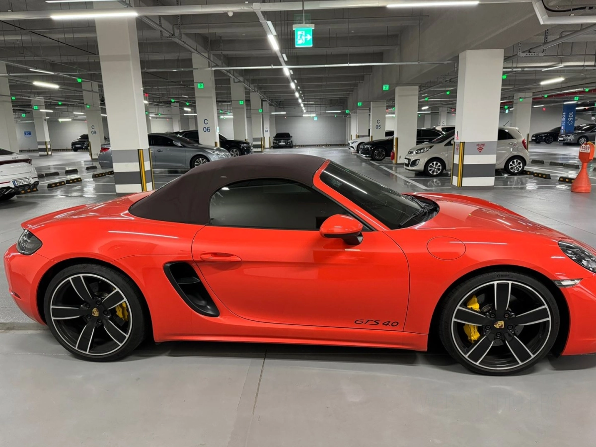 PORSCHE 718 CAYMAN
