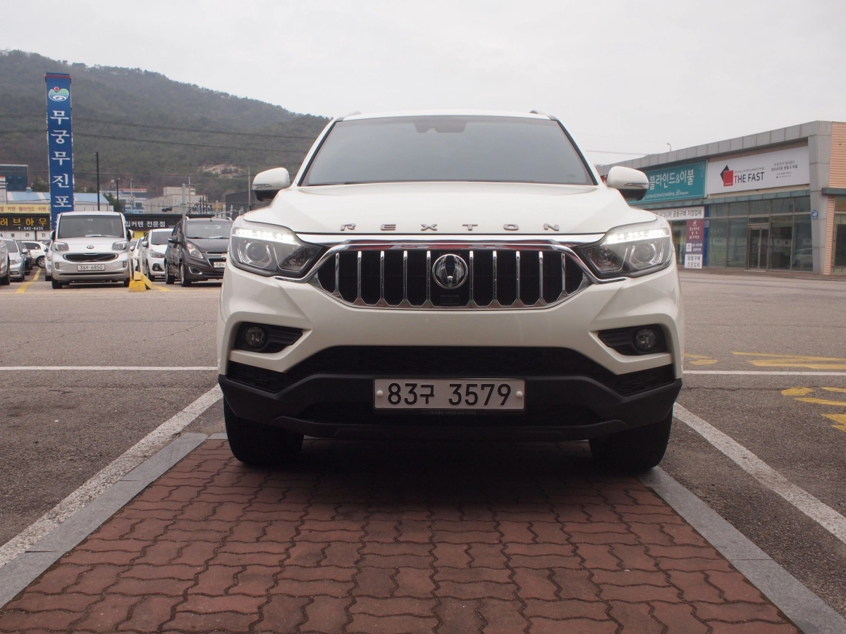 SSANGYONG REXTON SPORTS CAR