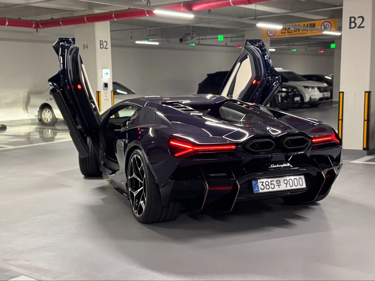 LAMBORGHINI REVUELTO