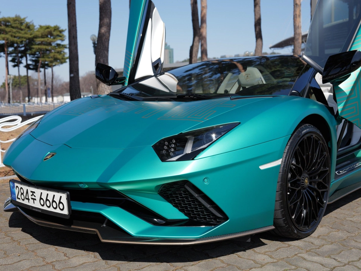 LAMBORGHINI AVENTADOR