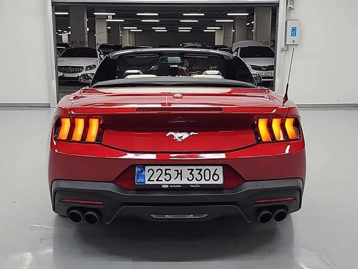 FORD MUSTANG