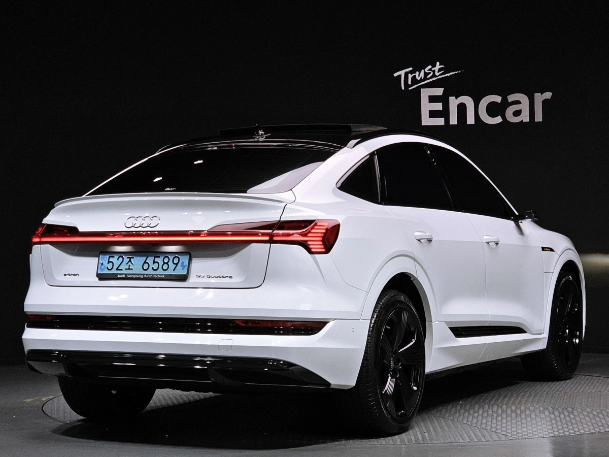 AUDI E-TRON