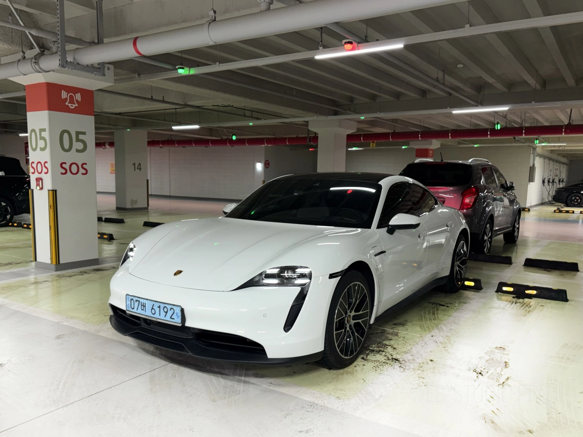 PORSCHE TAYCAN  2022