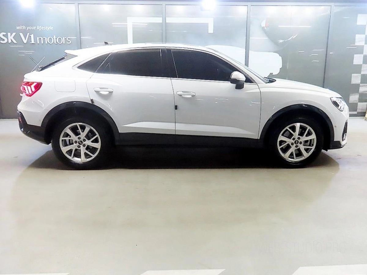 AUDI Q3 F3