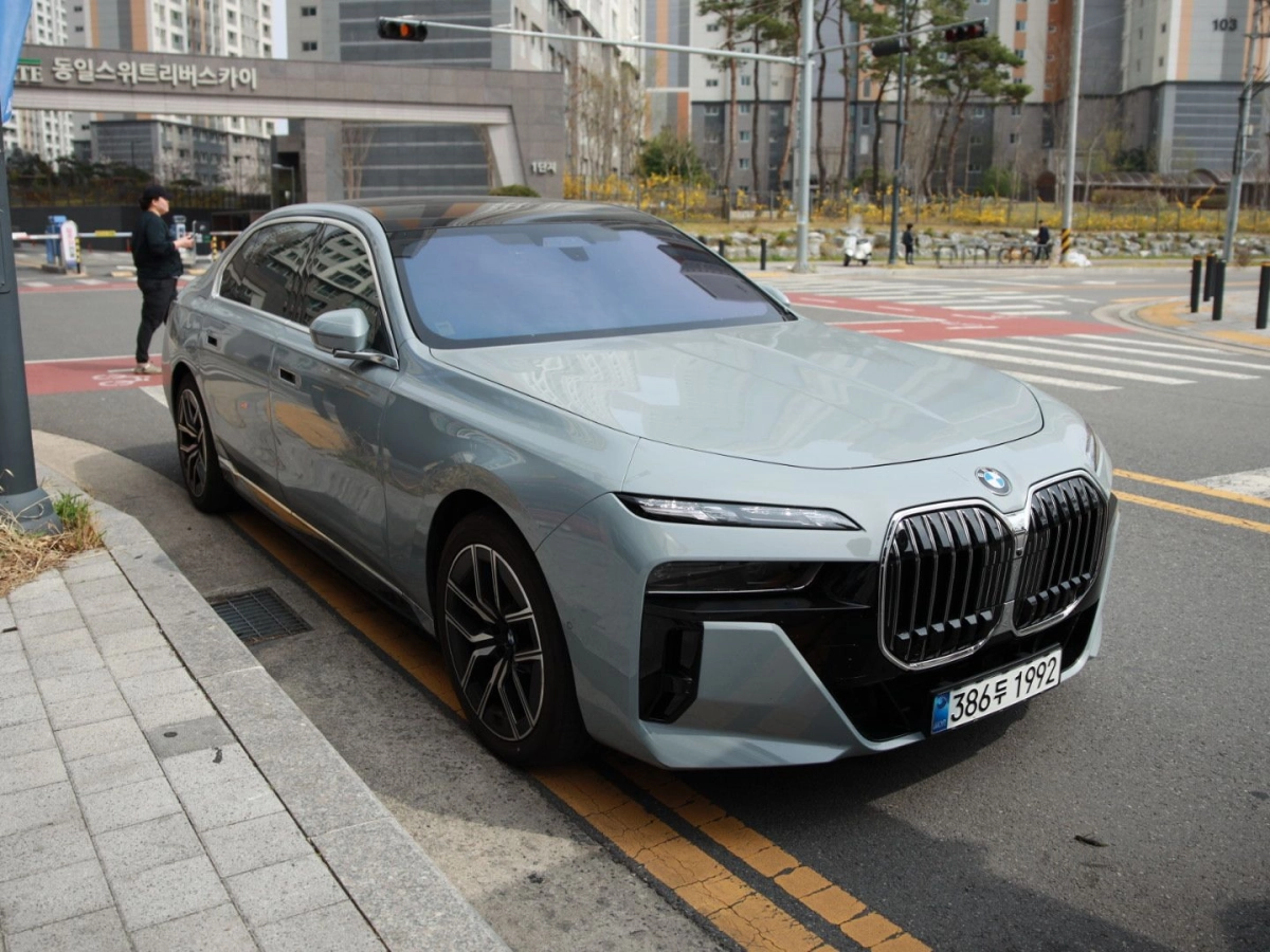 BMW 7-SERIES G70  2025