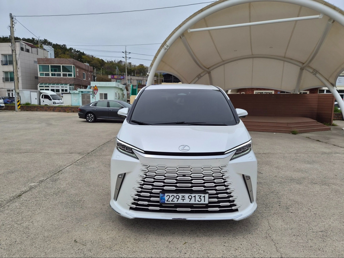 LEXUS LM  2025