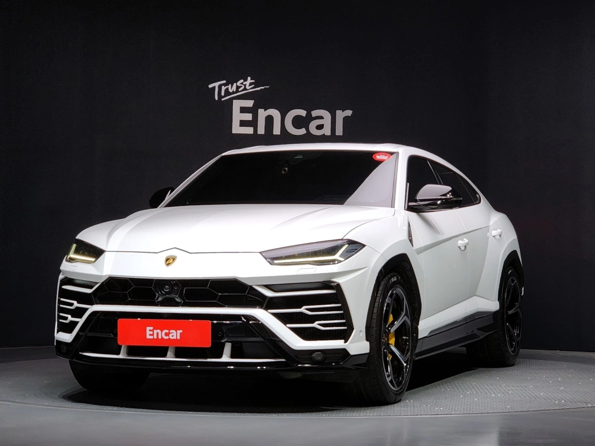 LAMBORGHINI URUS  2020
