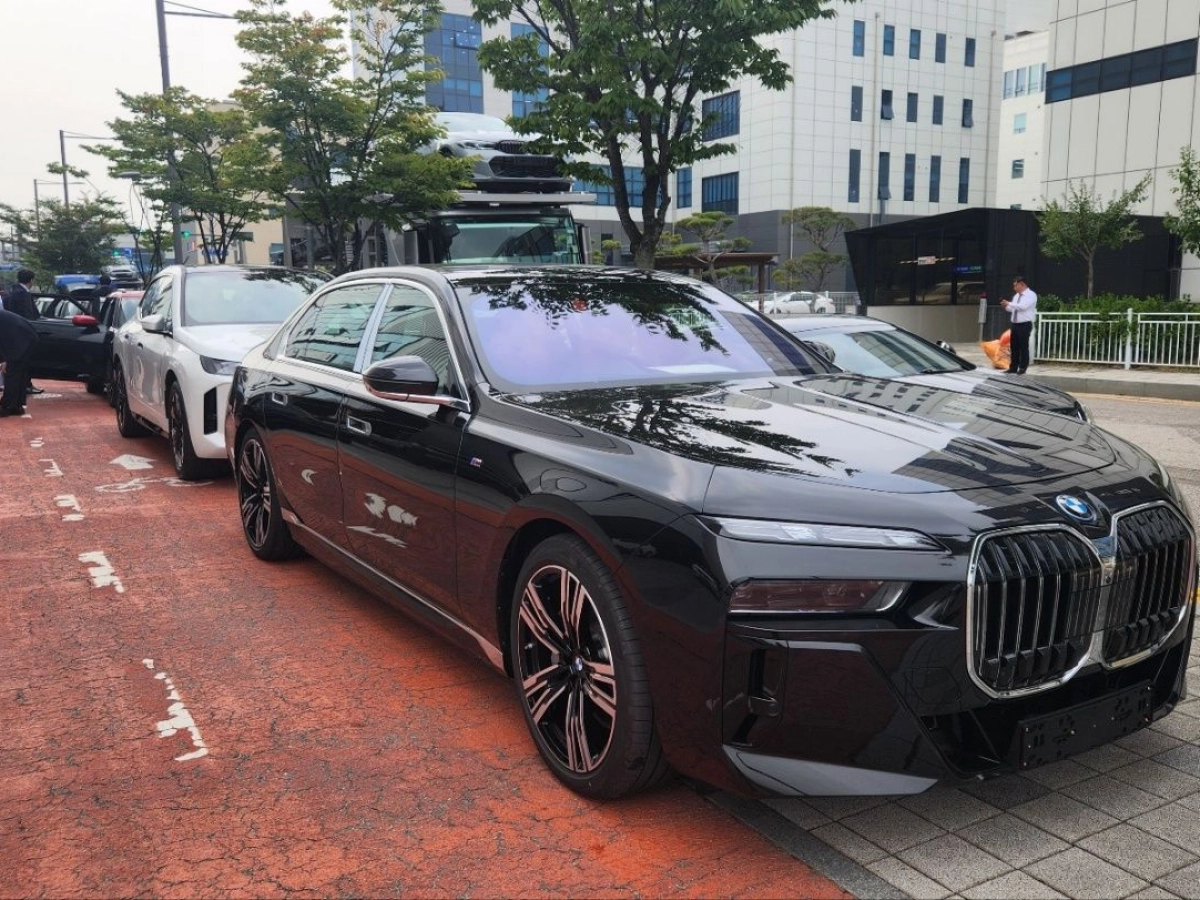 BMW 7-SERIES G70  2025