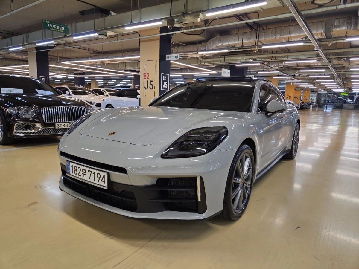 PORSCHE PANAMERA 976  2025